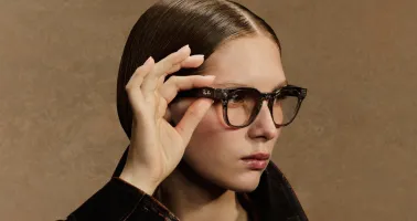 Frau bedient Ray Ban-Meta-Brille