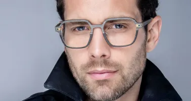 Mann mit Brille im Portrait
