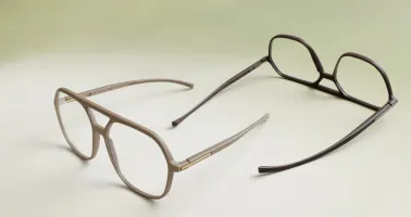 Zwei Korrekturbrillen liegen auf einer Fläche