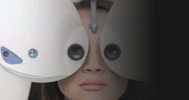 Frau bei der Refraktion