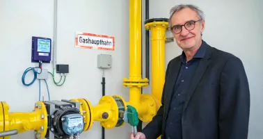 Thomas Windischbauer steht neben einer technischen Anlage