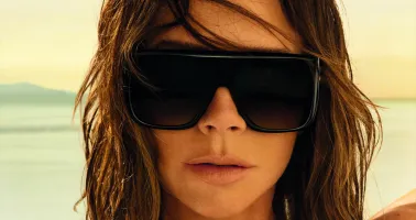 Frau mit Sonnenbrille am Meer