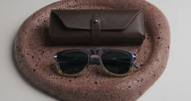 Brille und Etui auf Ablageschale