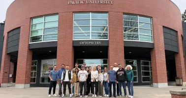 Gruppenbild vor dem Universitätsgebäude in den USA