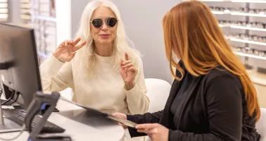 Frau probiert Sonnenbrille auf