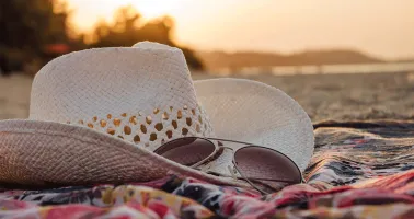 Hut und Sonnenbrille am Strand