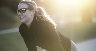 Radfahrerin mit Sportbrille