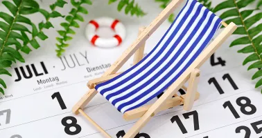 Strandstuhl steht auf Kalender