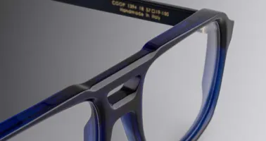 Anschnitt einer blauen Acetatbrille