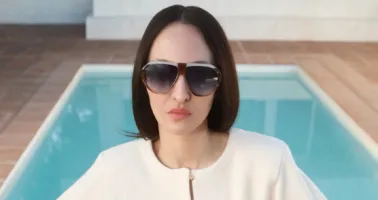 Portait einer Frau mit Sonnenbrille