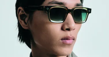 Portrait eines Mannes mit Sonnenbrille