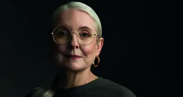 Blonde Dame mit Brille im Portrait