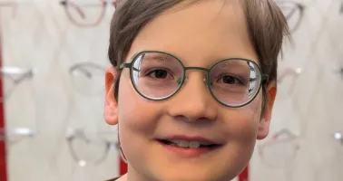 August mit neuer Brille