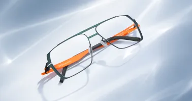grüne Korrektionsbrille mit orangefarbenen Bügeln