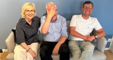 Hände vor Kopf