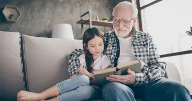 Opa liest Enkelin aus Buch vor