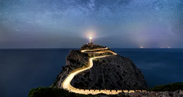 Leuchtturm mit beleuchtetem Weg