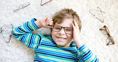 Junge mit Brille