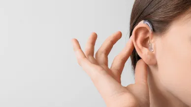 Hörgerät am Ohr