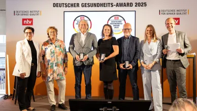 Gruppenbild mit Siegern des Deutschen Gesundheits-Award in der Kategorie Kontaktlinsenhersteller