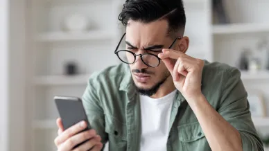 Mann mit Lese-Schwierigkeiten