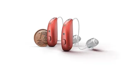 Hörgerät verglichen mit einer Centmünze