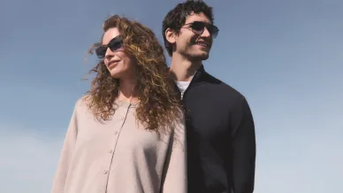 Eine Frau und ein Mann mit Sonnenbrille vor blauem Himmel