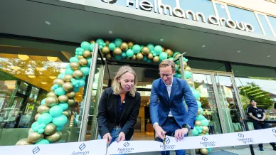 Marc Fielmann zerschneidet Band