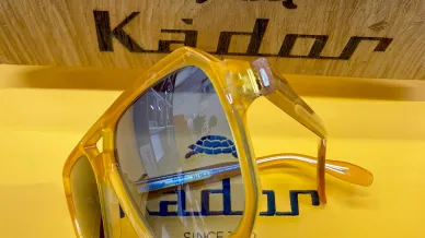 Sonnenbrille mit gelber Acetatfassung