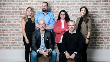 Gruppenbild mit Mitarbeitern der Evex Group