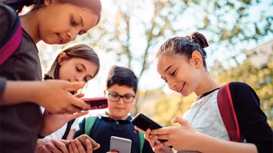 Schulkinder am Handy