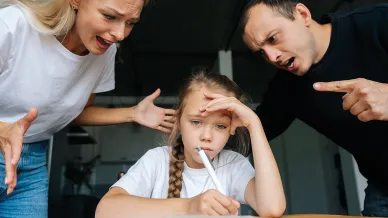 Eltern schreien Kind an