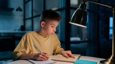 Kind bei Hausaufgabe