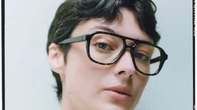 Frau mit kurzen braunen Haaren und Acetatbrille