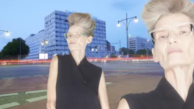ältere Dame mit markanter Brille und Frisur steht in Berlin auf der Straße