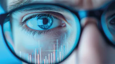 Auge schaut durch Brillenglas