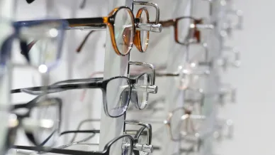Brillenregal beim Optiker