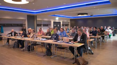 Bild von einem Sitzungssaal 