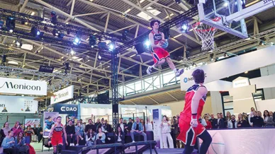 Basketball Dunk auf Tomorrow Vision-Fläche