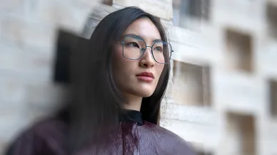  Modell trägt eine Fassung aus der Frühjahr-/Sommerkollektion von Blackfin