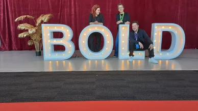 Kyra Schiffke mit den Organisatoren der Bold Light