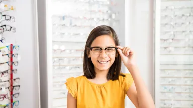 Kind mit Brille