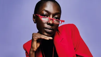 Dame mit roter Lesebrille und rotem Jacket