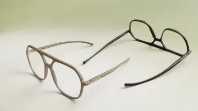 Zwei Korrekturbrillen liegen auf einer Fläche