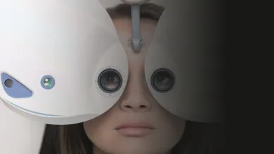 Frau bei der Refraktion