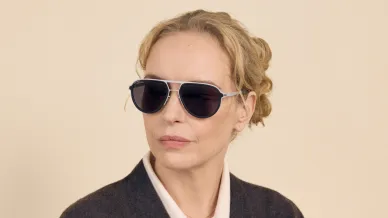 Portrait Nina Hoss mit Sonnenbrille