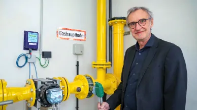 Thomas Windischbauer steht neben einer technischen Anlage