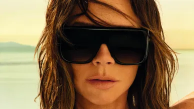 Frau mit Sonnenbrille am Meer