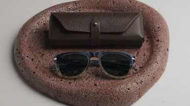 Brille und Etui auf Ablageschale