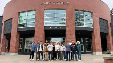 Gruppenbild vor dem Universitätsgebäude in den USA